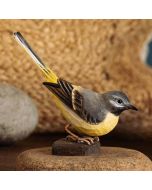 Houtgesneden vogel in de vorm van een Grote gele kwikstaart is een mooie decoratie waar het hele gezin dol op zal zijn ✔️ Levensecht vorm- en kleur gegeven model ➤ Koop nu online bij Aniculis
