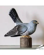 Houtgesneden vogel in de vorm van een Koekoek is een mooie decoratie waar het hele gezin dol op zal zijn ✔️ Levensecht vorm- en kleur gegeven model ➤ Koop nu online bij Aniculis in de webshop