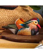 Houtgesneden vogel in de vorm van een Mandarijneend is een mooie decoratie waar het hele gezin dol op zal zijn ✔️ Levensecht vorm- en kleur gegeven model ➤ Koop nu online bij Aniculis in de webshop