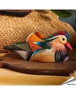 Houtgesneden vogel in de vorm van een Mandarijneend is een mooie decoratie waar het hele gezin dol op zal zijn ✔️ Levensecht vorm- en kleur gegeven model ➤ Koop nu online bij Aniculis in de webshop