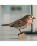 Houtgesneden vogel in de vorm van een Roodborst is een mooie decoratie waar het hele gezin dol op zal zijn ✔️ Levensecht vorm- en kleur gegeven model ➤ Koop nu online in de Aniculis Shop