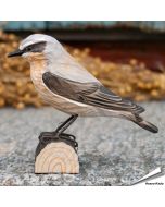 Houtgesneden vogel in de vorm van een Tapuit is een mooie decoratie waar het hele gezin dol op zal zijn ✔️ Levensecht vorm- en kleur gegeven model ➤ Koop nu online bij Aniculis