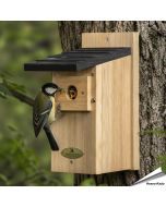 Houten nestkast met 32 mm opening voor koolmees & andere mezen ✔️ FSC-hout ✔️ Goede isolatie ➤ Veilige broedplek voor tuinvogels bij Aniculis