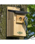 Houten nestkast met 28mm opening voor pimpelmees & andere mezen ✔️ FSC-hout ✔️ Goede isolatie ➤ Veilige broedplek voor tuinvogels