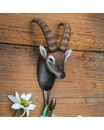 Decoratieve wandhaak met houten alpensteenbok van Wildlife Garden, bevestigd op verweerde houten planken met een groene band aan de haak.