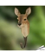 Handgesneden Kledinghaak Ree van Wildlife Garden uit hout, met glazen ogen en bronskleurige metalen haak. Decoratief en praktisch voor aan de wand.
