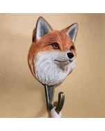 Decoratieve wandhaak met houten vossenkop van Wildlife Garden, bevestigd op een lichte houten wand met een lus aan de donkerkleurige metalen haak.
