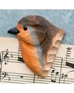 Decoratieve houten vogelmagneet in de vorm van een roodborstje, met opvallende oranje borst en donkere snavel, liggend op bladmuziek met muzieknoten.