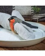 Handgesneden servetring met goudvink van lindehout. Met de hand beschilderd en voorzien van glazen ogen. Bijzondere tafeldecoratie van Wildlife Garden.