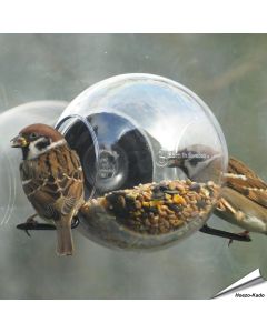 Birdfeeder raamvoederhuisje van Born in Sweden met zuignap