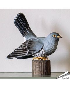 Houtgesneden vogel in de vorm van een Koekoek is een mooie decoratie waar het hele gezin dol op zal zijn ✔️ Levensecht vorm- en kleur gegeven model ➤ Koop nu online bij Aniculis in de webshop