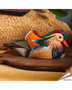 Houtgesneden vogel in de vorm van een Mandarijneend is een mooie decoratie waar het hele gezin dol op zal zijn ✔️ Levensecht vorm- en kleur gegeven model ➤ Koop nu online bij Aniculis in de webshop