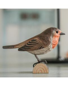 Houtgesneden vogel in de vorm van een Roodborst is een mooie decoratie waar het hele gezin dol op zal zijn ✔️ Levensecht vorm- en kleur gegeven model ➤ Koop nu online in de Aniculis Shop