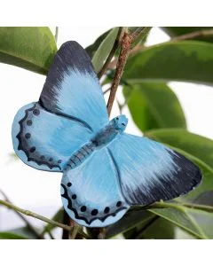 Blauwe houten Boomblauwtje vlinder van Wildlife Garden tussen takken en bladeren, met donkere vleugelpunten en een rij zwarte stippen op de lichtblauwe achtervleugels.