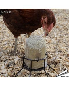 Hentastic Foraging Cake Feeder voor kippen. Houdt de voercake van de grond, meerdere kippen kunnen tegelijk pikken en de houder is herbruikbaar.