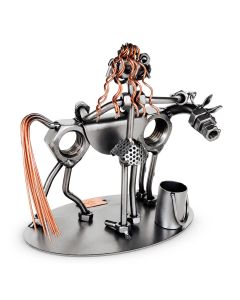 Handgemaakte Hinz & Kunst sculptuur van een meisje met paard, koperkleurige haren en metalen emmer. 18 x 11 x 17 cm. Bijzonder cadeau voor paardenmeisje.