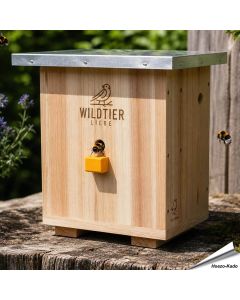 Helpt de hommels in je Tuin met de Hommelnestkast ✔️Massief hout en weerbestendig ✔️ Met Nestmateriaal en Lokstof ✔️ Een must-have voor ieder met een hart voor de Tuin ➤ Koop nu in onze online shop!