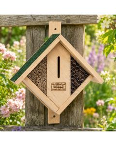 Houten insectenhotel met bamboe, schors, beschermgaas en groen dakvilt. Meerdere nest- en schuilzones voor solitaire bijen en andere tuininsecten.