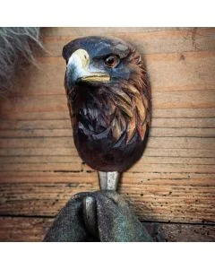 Decoratieve houten wandhaak met steenarend van Wildlife Garden en gebogen metalen kledinghaak
