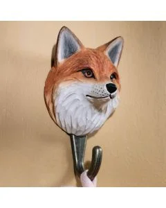 Decoratieve wandhaak met houten vossenkop van Wildlife Garden, bevestigd op een lichte houten wand met een lus aan de donkerkleurige metalen haak.