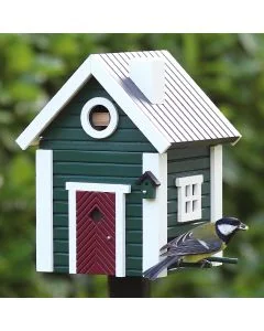 Multiholk Stugan groen van Wildlife Garden: nestkast en voederhuis in één, geschikt voor kleine tuinvogels en geïnspireerd op Scandinavische architectuur.