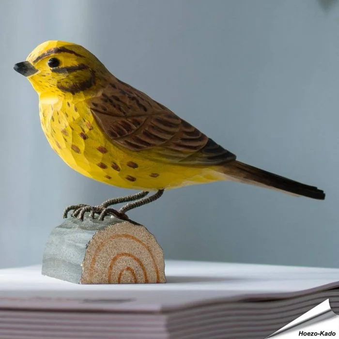 Handgemaakte Geelgors DecoBird kopen? Natuurgetrouwe houten vogel van Wildlife Garden. Sfeervolle vogeldecoratie & uniek cadeau ➤ Aniculis