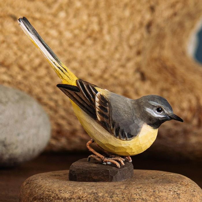 Houtgesneden vogel in de vorm van een Grote gele kwikstaart is een mooie decoratie waar het hele gezin dol op zal zijn ✔️ Levensecht vorm- en kleur gegeven model ➤ Koop nu online bij Aniculis