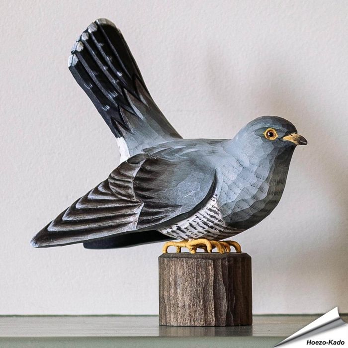 Houtgesneden vogel in de vorm van een Koekoek is een mooie decoratie waar het hele gezin dol op zal zijn ✔️ Levensecht vorm- en kleur gegeven model ➤ Koop nu online bij Aniculis in de webshop