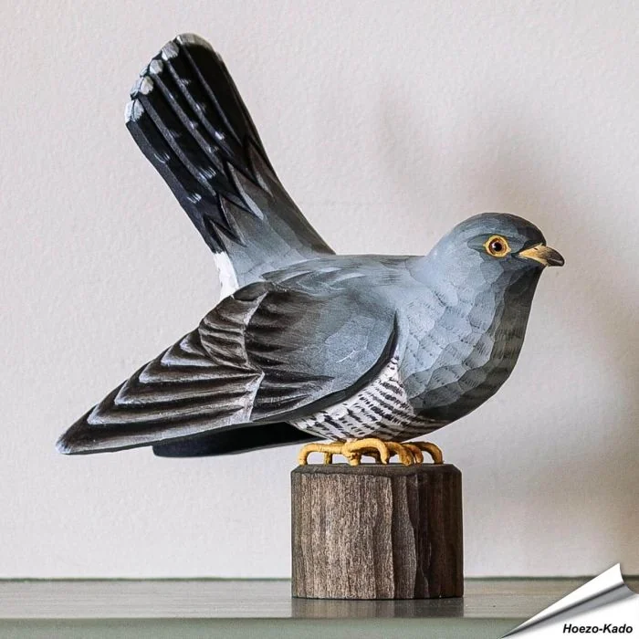 Houtgesneden vogel in de vorm van een Koekoek is een mooie decoratie waar het hele gezin dol op zal zijn ✔️ Levensecht vorm- en kleur gegeven model ➤ Koop nu online bij Aniculis in de webshop