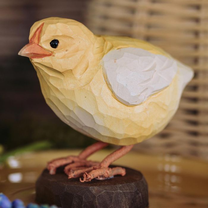 Handgesneden houten DecoBird kuiken van Wildlife Garden. Charmante gele paas- en voorjaarsdecoratie van ca. 8 cm. Bekijk het bij Aniculis.