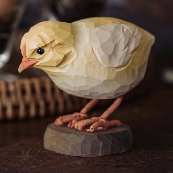 Handgesneden DecoBird kuiken van Wildlife Garden in een natuurlijke pikkende houding. Houten paas- en voorjaarsdecoratie van ca. 8,5 cm.