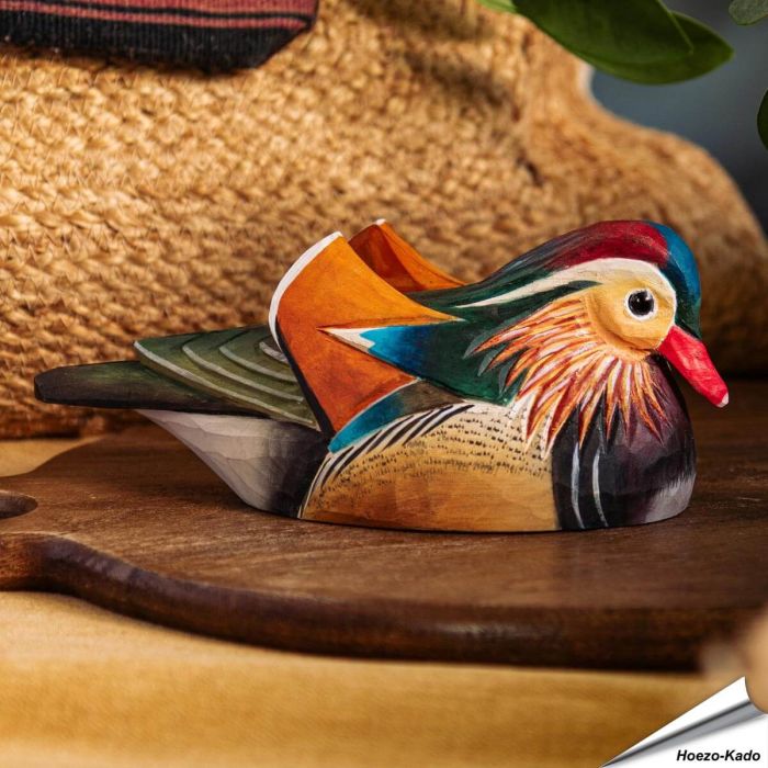 Houtgesneden vogel in de vorm van een Mandarijneend is een mooie decoratie waar het hele gezin dol op zal zijn ✔️ Levensecht vorm- en kleur gegeven model ➤ Koop nu online bij Aniculis in de webshop