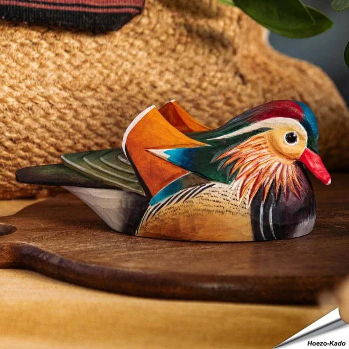 Houtgesneden vogel in de vorm van een Mandarijneend is een mooie decoratie waar het hele gezin dol op zal zijn ✔️ Levensecht vorm- en kleur gegeven model ➤ Koop nu online bij Aniculis in de webshop
