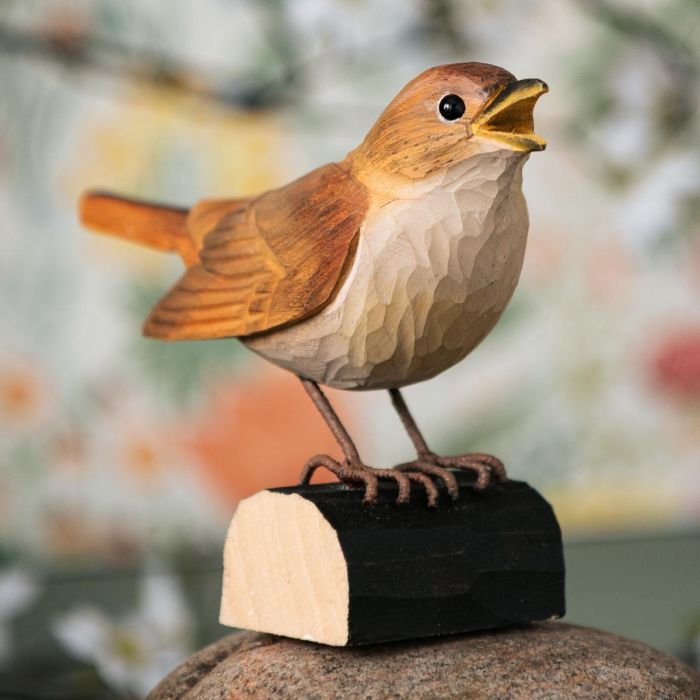 Houtgesneden vogel in de vorm van een nachtegaal is een mooie decoratie waar het hele gezin dol op zal zijn ✔️ Levensecht vorm- en kleur gegeven model ➤ Koop nu online bij Aniculis