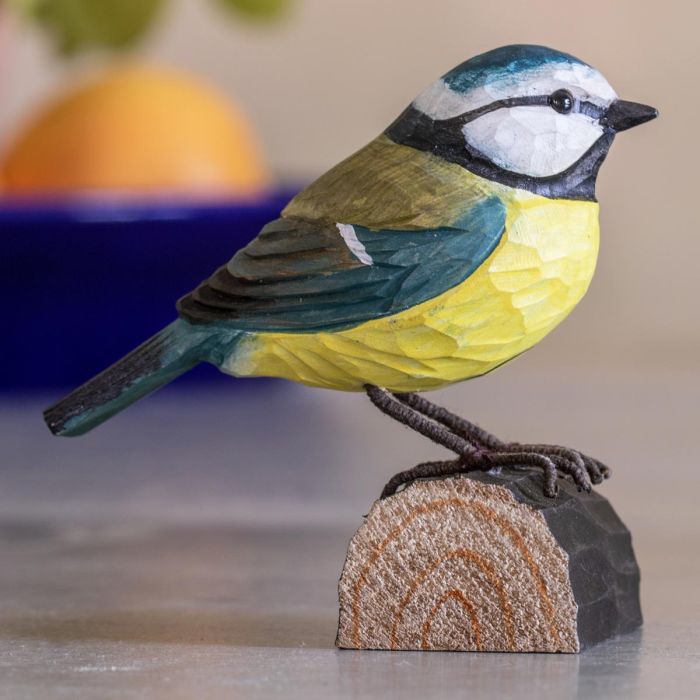 Houtgesneden vogel in de vorm van een pimpelmees ✔️ Levensecht vorm- en kleur gegeven model ✔️ Wildlife Garden (Zweden) ➤ Koop nu online bij Aniculis