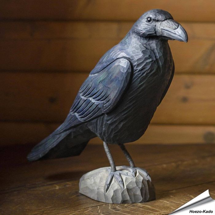 Houtgesneden vogel in de vorm van een Raaf is een mooie decoratie waar het hele gezin dol op zal zijn ✔️ Levensecht vorm- en kleur gegeven model ➤ Koop nu online bij Aniculis