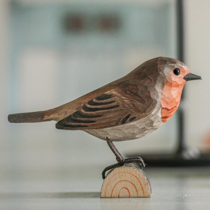 Houtgesneden vogel in de vorm van een Roodborst is een mooie decoratie waar het hele gezin dol op zal zijn ✔️ Levensecht vorm- en kleur gegeven model ➤ Koop nu online in de Aniculis Shop