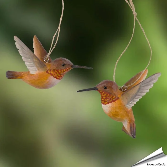 DecoBird Rosse kolibrie van Wildlife Garden, natuurgetrouw vormgegeven in handgesneden hout met warme roestbruine tinten en uitgespreide vleugels.