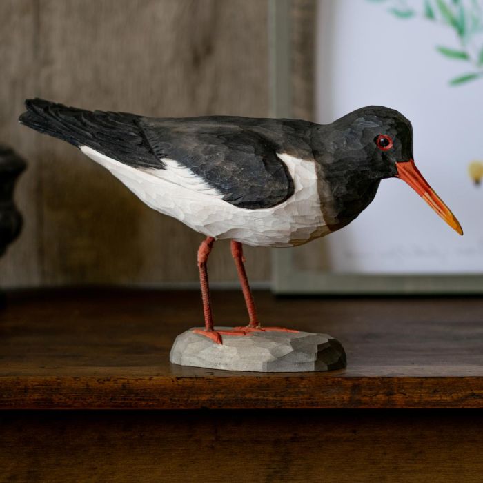 Handgesneden DecoBird Scholekster van Wildlife Garden. Houten kustvogel van ca. 25,8 cm met opvallende zwart-witte tekening en rode snavel.
