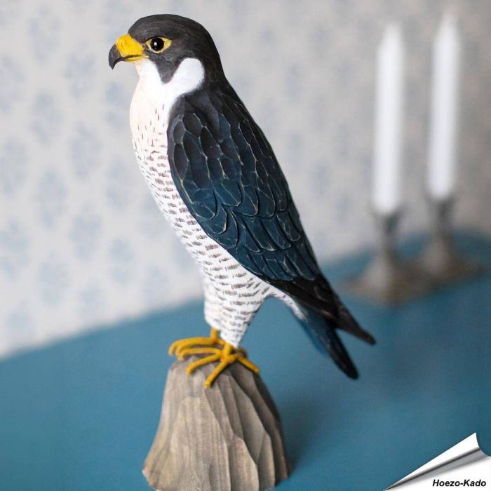 Houtgesneden vogel in de vorm van een Slechtvalk is een mooie decoratie waar het hele gezin dol op zal zijn ✔️ Levensecht vorm- en kleur gegeven model ➤ Koop nu online bij Aniculis