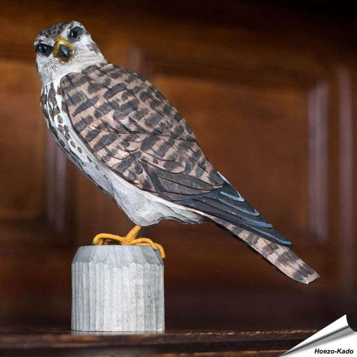 Houtgesneden vogel in de vorm van een Smelleken is een mooie decoratie waar het hele gezin dol op zal zijn ✔️ Levensecht vorm- en kleur gegeven model ➤ Koop nu online bij Aniculis