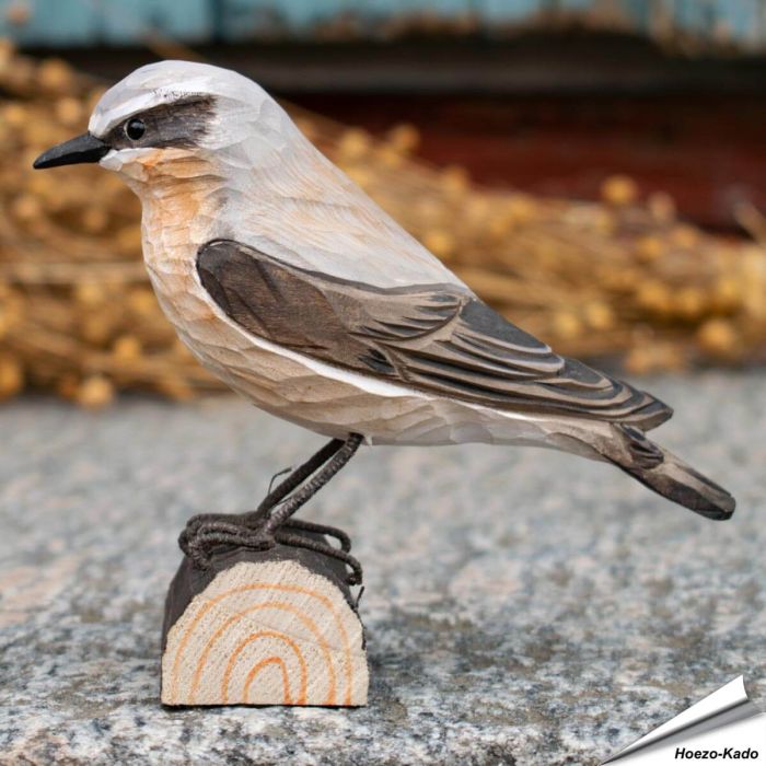 Houtgesneden vogel in de vorm van een Tapuit is een mooie decoratie waar het hele gezin dol op zal zijn ✔️ Levensecht vorm- en kleur gegeven model ➤ Koop nu online bij Aniculis