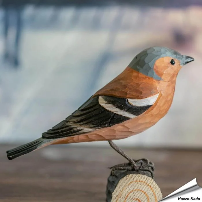 Handgemaakte DecoBird Vink kopen? Natuurgetrouwe houten vogel van Wildlife Garden. Geweldige vogeldecoratie & uniek cadeau ➤ Aniculis