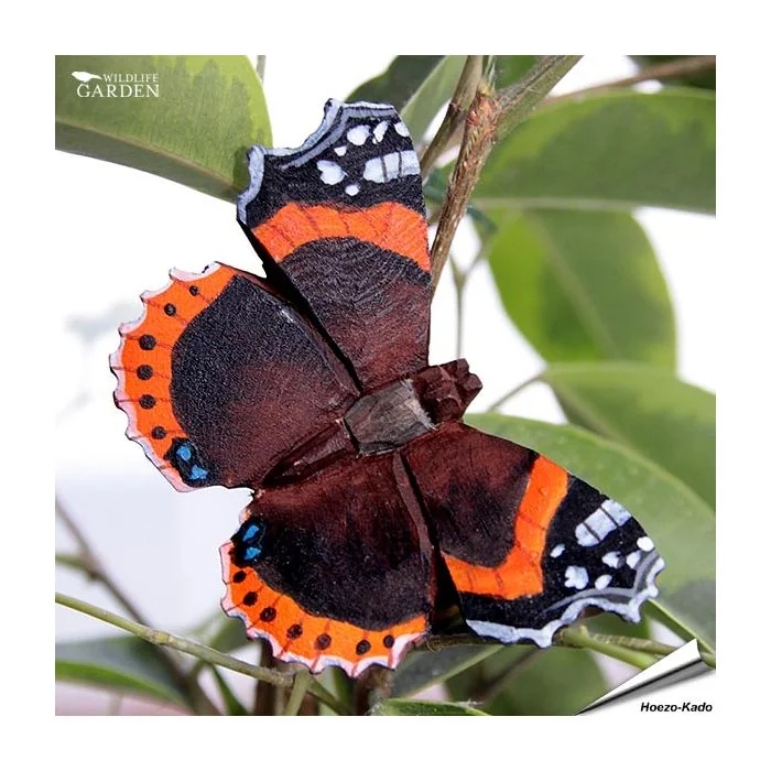 DecoButterfly Atalanta van Wildlife Garden. Handgesneden houten koelkastmagneet met zwarte vleugels, oranjerode banden en draad voor decoratie.