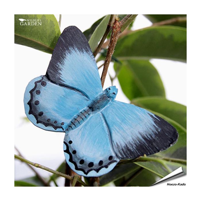 DecoButterfly Boomblauwtje van Wildlife Garden. Handgesneden houten koelkastmagneet met helderblauwe vleugels en draad voor planten en bloemen.