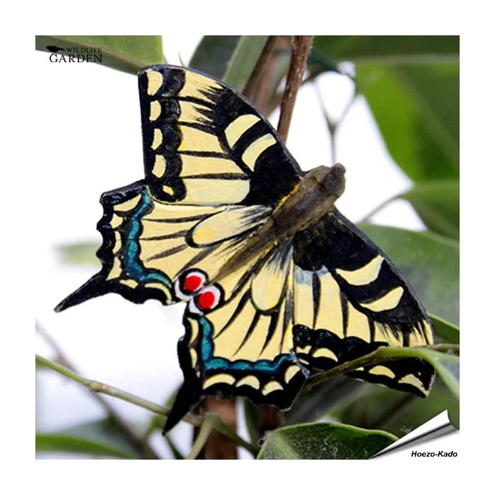 DecoButterfly Koninginnenpage van Wildlife Garden. Handgesneden houten koelkastmagneet met geel-zwarte vleugels, blauwe details en lange staartjes.