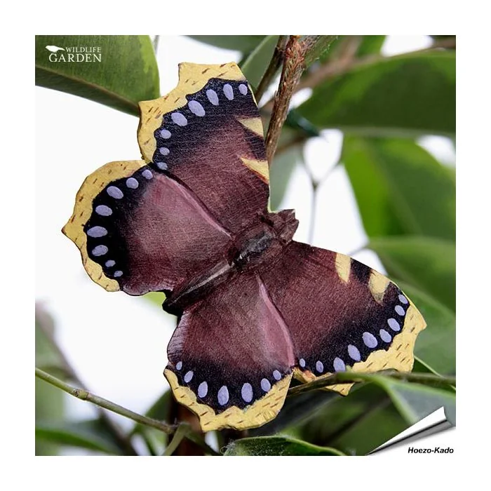 DecoButterfly Rouwmantel van Wildlife Garden. Handgesneden houten koelkastmagneet met donkere vleugels, gele rand en blauwe details.