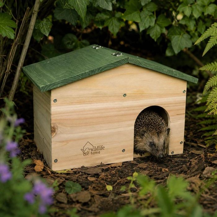 Egelhuis met zadeldak als bouwpakket ✔️ Natuurlijk egelhuis van hout voor eigen montage ✔️ Labyrint-ingang ➤ Bestel nu op www.aniculis.nl