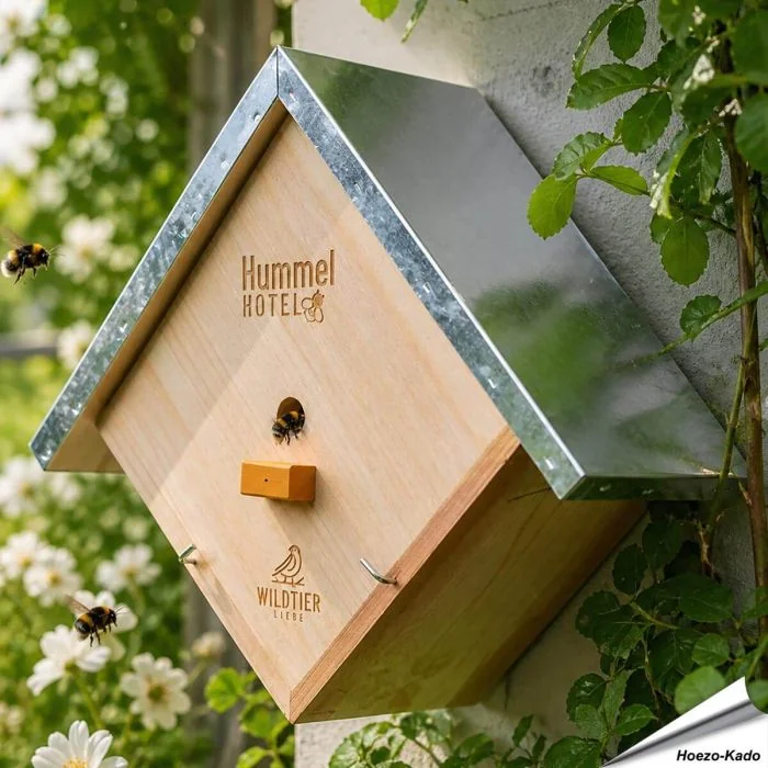 Helpt de hommels in je Tuin met de Hommelhotel ✔️Massief hout en weerbestendig ✔️ Met Nestmateriaal en Lokstof ✔️ Een must-have voor ieder met een hart voor de Tuin ➤ Koop nu in de Aniculis Webshop