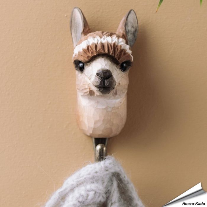 Kledinghaak - Alpaca ✔️ Gemaakt van hoogwaardig hout en met de hand beschilderd ✔️ Handgemaakt en milieuvriendelijk ✔️ Maximaal draagvermogen: 10 kg ➤ Bestel nu op www.aniculis.nl